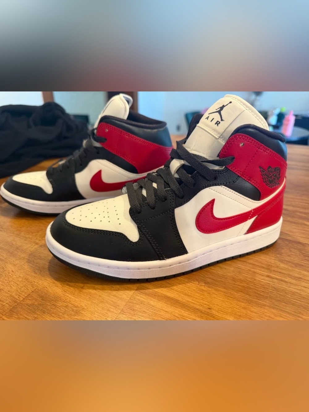 Women’s Air Jordan 1 Mid Chicago Black Toe - Picture 5 of 7